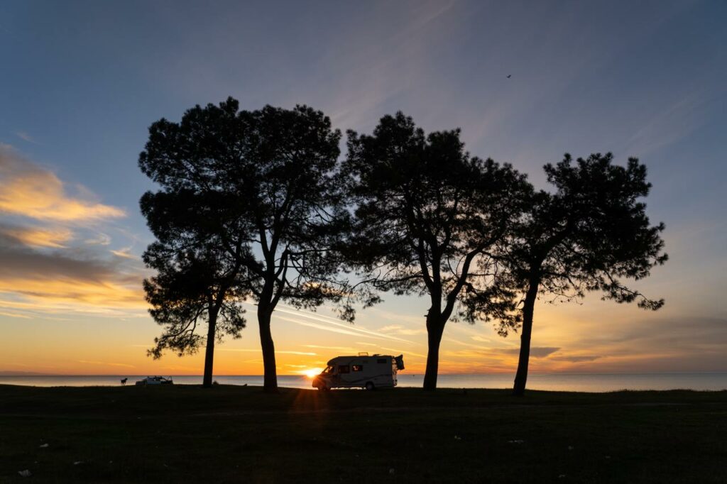 Petit-dejeuner en plein air pres du camping-car avec vue sur le paysage marin
