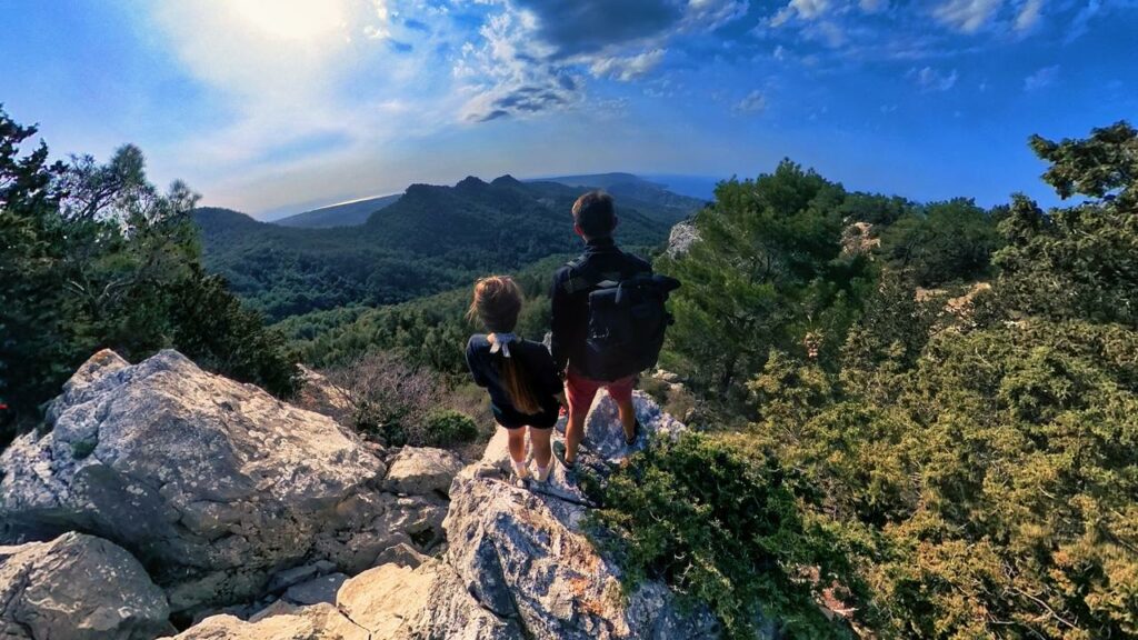 Vue pittoresque sur le littoral et les montagnes depuis la fenetre du camping-car pendant une halte