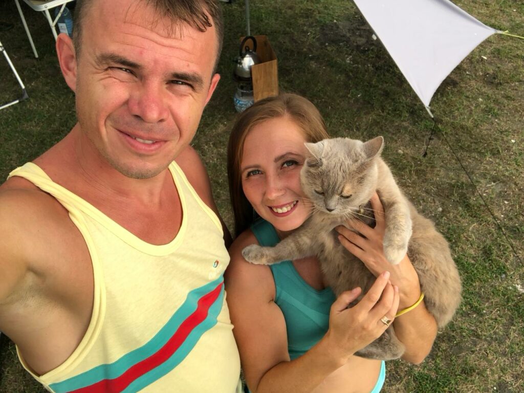 Photo de famille des voyageurs avec la chatte Zhuzhu devant le camping-car