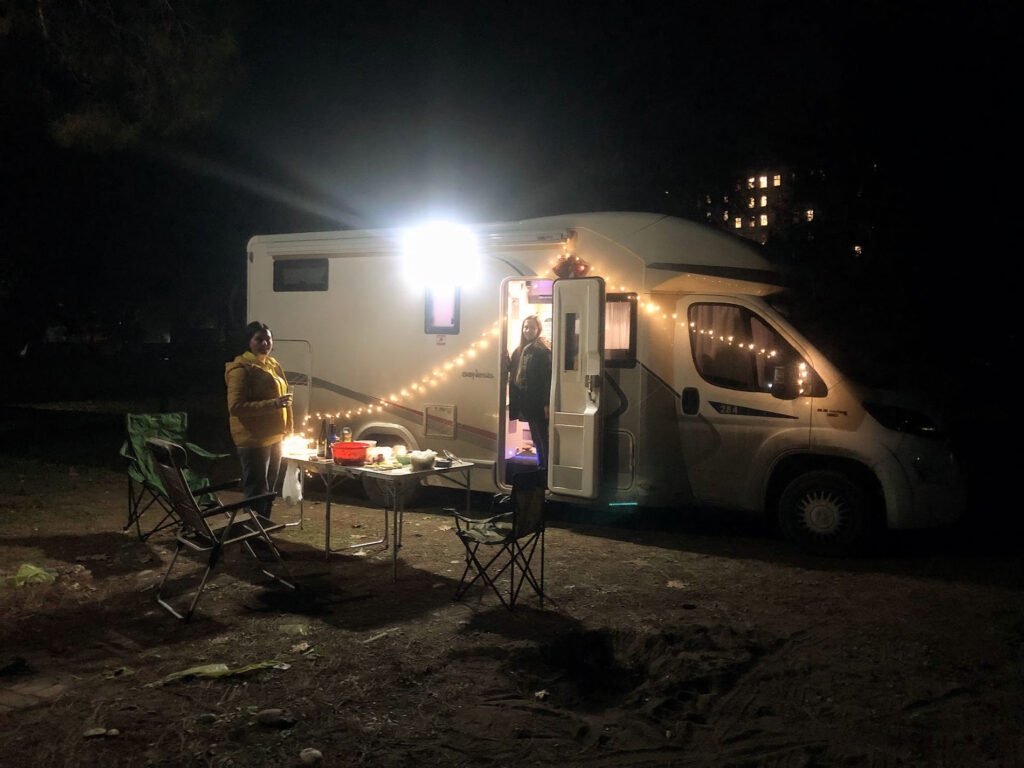 Camping-car decore d'une guirlande dans un camping de Mersin en Turquie la veille du Nouvel An