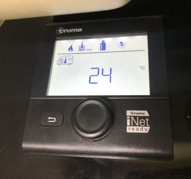 Panneau de commande du chauffage Truma Combi 4D avec reglages de temperature pour l'habitacle et l'eau