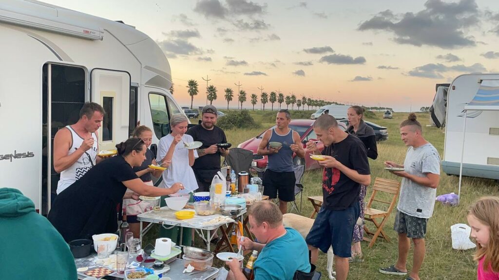 Des vanlifers reunis ont organise une fete aux vareniky en pleine nature