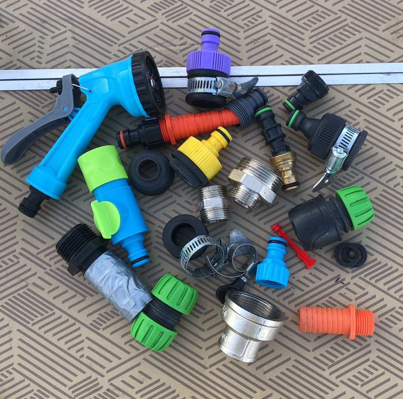 Jeu d'adaptateurs pour le remplissage en eau du camping-car dans differents pays